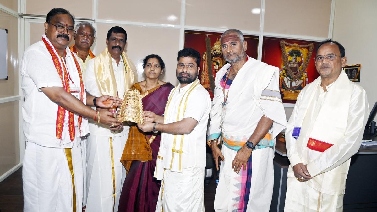 श्रीकाकुलम के भक्त ने इंद्रकीलादरी के कनक दुर्गा को भेंट किया 75 लाख का सोने का मुकुट