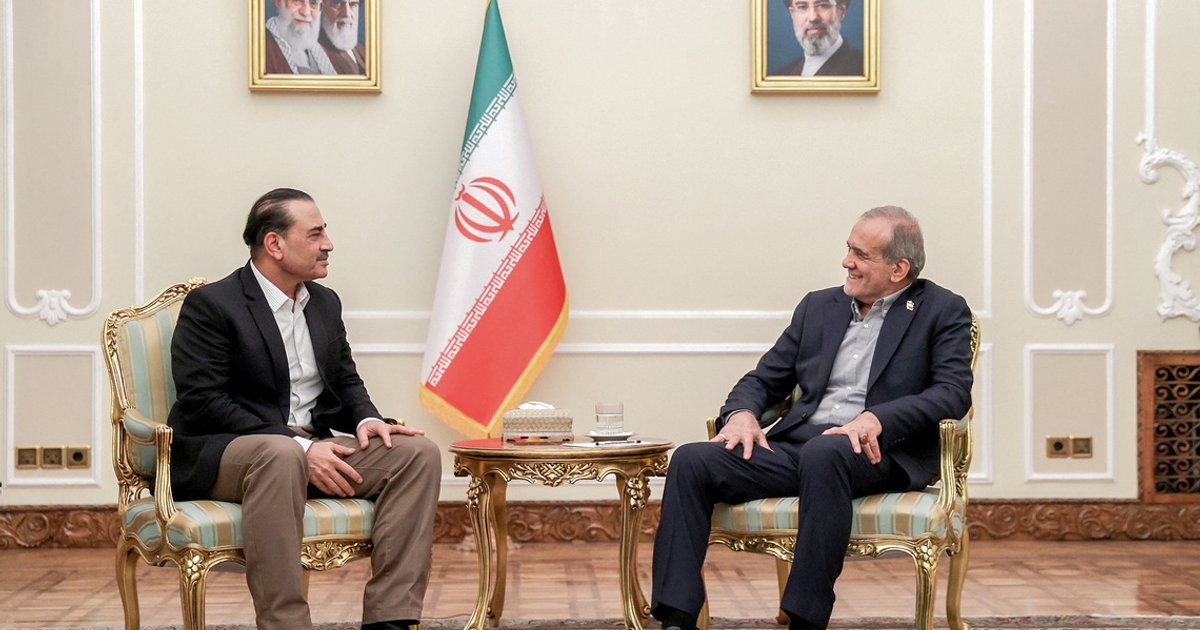 Iran's President Meets Pakistan Military Chief to Discuss Regional Mediation