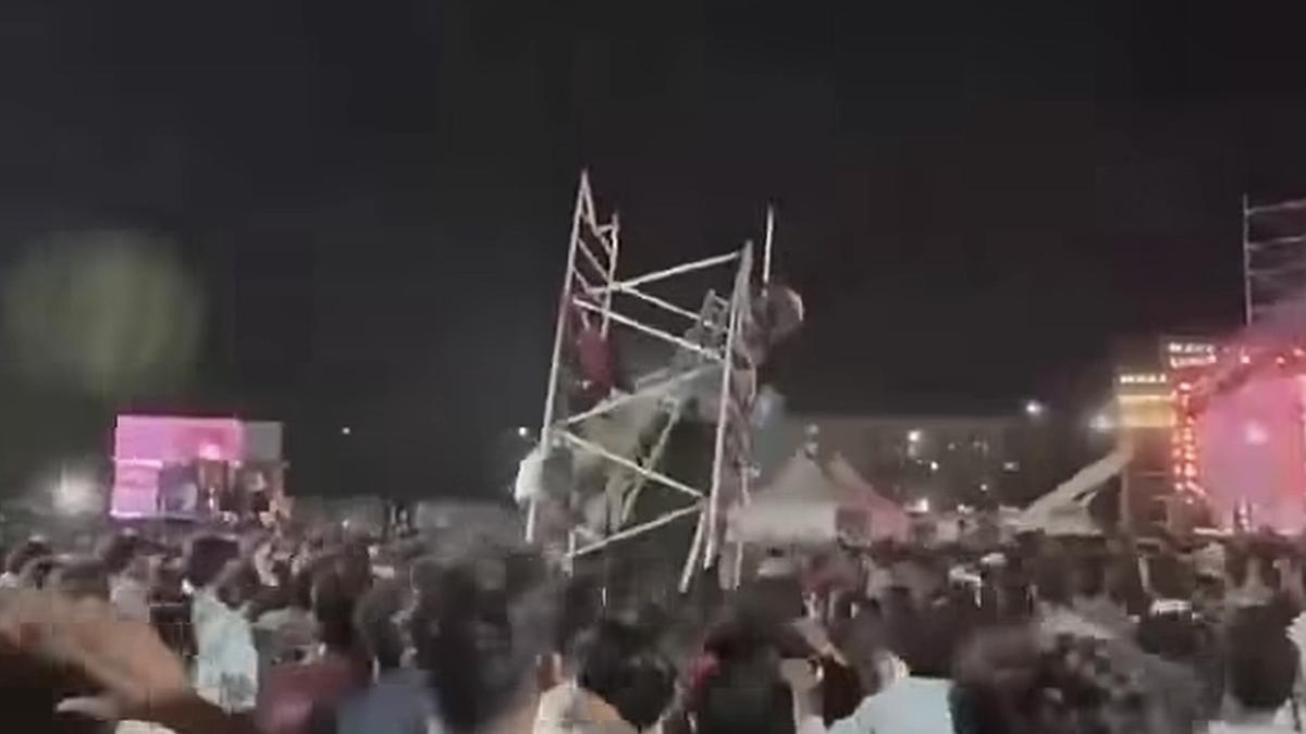 यश के 'टॉक्सिक' कार्यक्रम में मंच उपकरण गिरने से इंजीनियरिंग छात्र को चोट