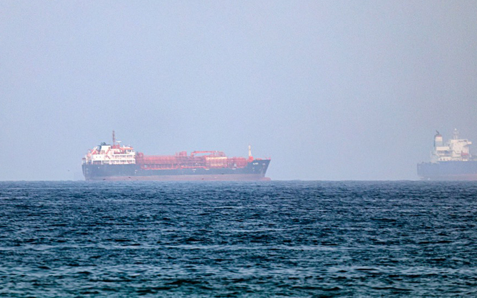 Emirat Laporkan Tumpahan Minyak dari Kapal Tangki di Tengah Serangan