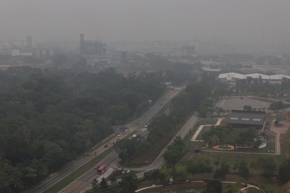 Johor delivery riders battle haze despite health risks