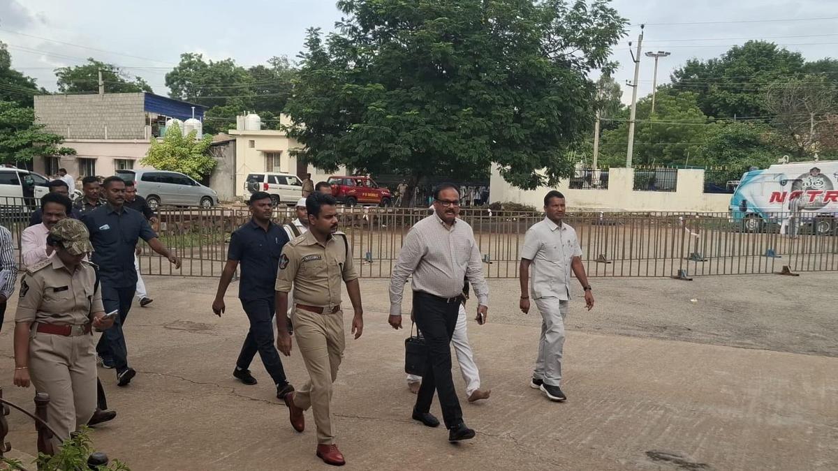 कड़apa ZPTC नामांकन को लेकर हिंसा, YSRCP नेताओं को हिरासत में लिया गया