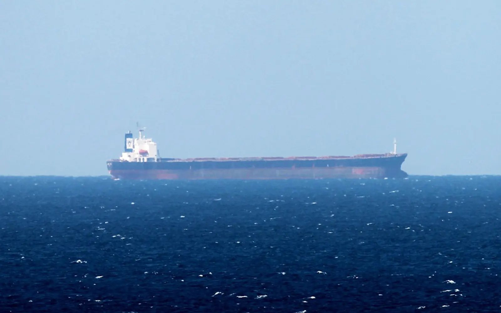 Tentera Laut Oman Selamatkan 25 Kru dari Kapal Kargo yang Terbakar
