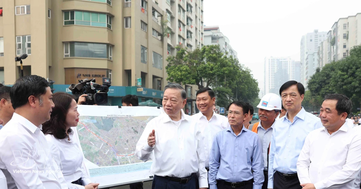 Vietnam's top leader reviews major infrastructure projects in Hanoi