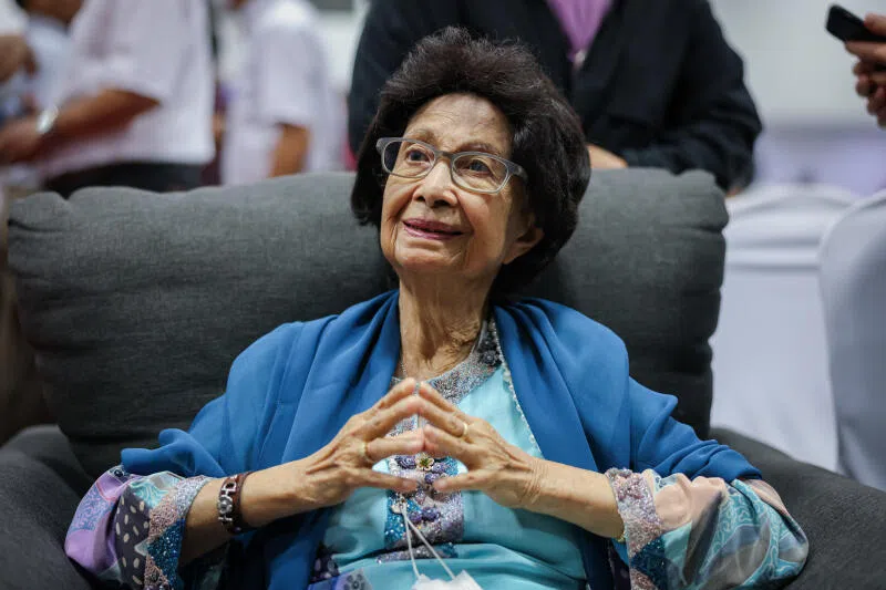 Siti Hasmah, pioneering doctor and wife of ex-PM Mahathir, dies