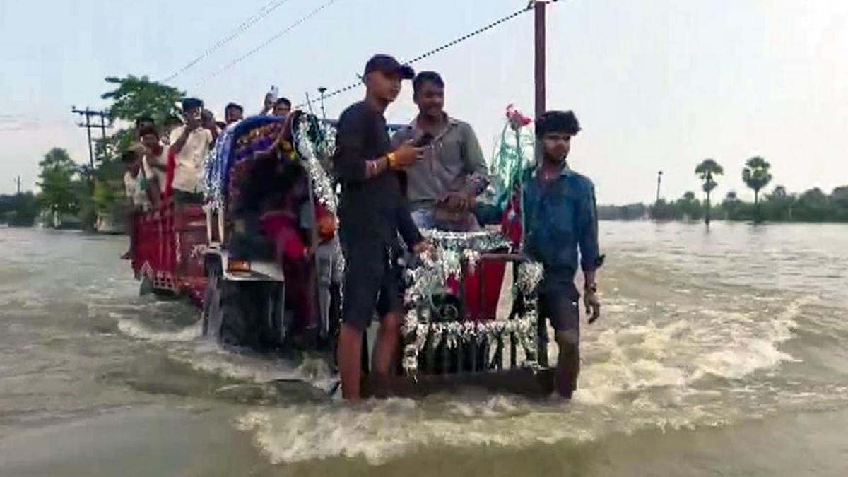 बिहार में बाढ़: सारण, गोपालगंज और मुजफ्फरपुर में तटबंध टूटा