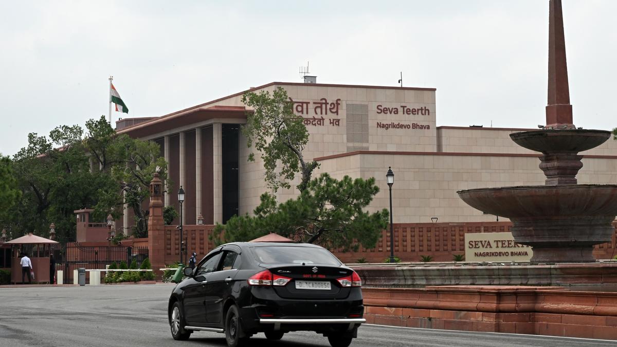 IAS अधिकारियों पर मुकदमा चलाने की अनुमति केवल PMO दे सकता है: केंद्र