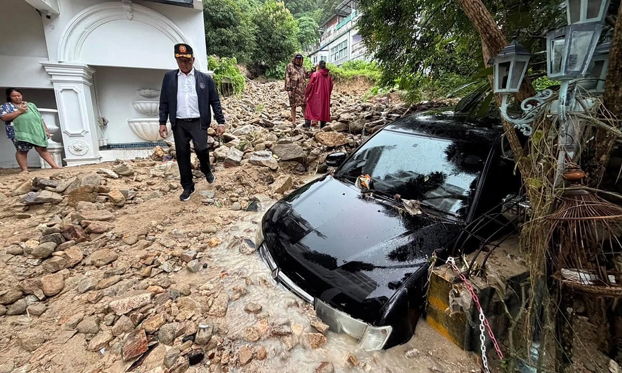 Phuket chìm trong nước lũ, giao thông tê liệt sau mưa lớn