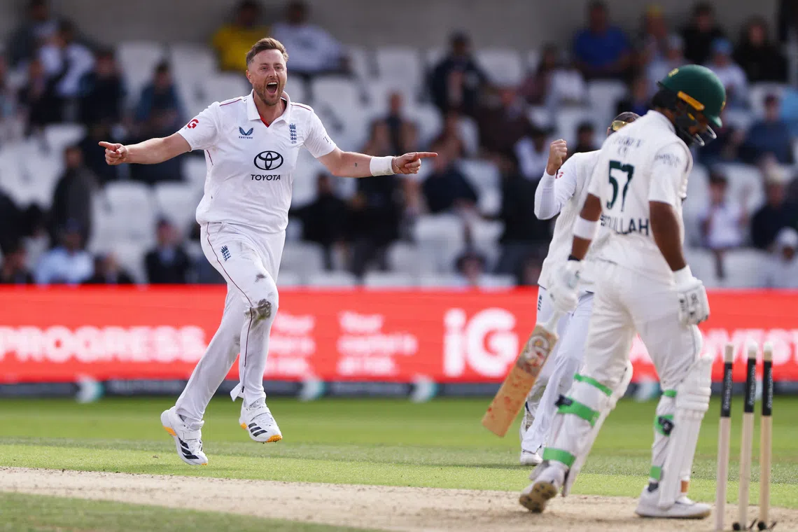 England's bowlers dominate Pakistan on opening day at Headingley