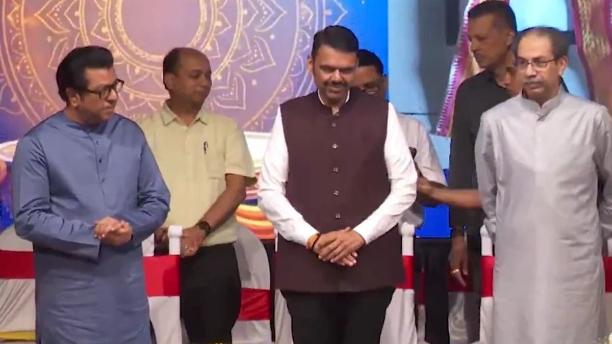 महाराष्ट्र: फडणवीस के साथ एक मंच पर उद्धव और राज ठाकरे