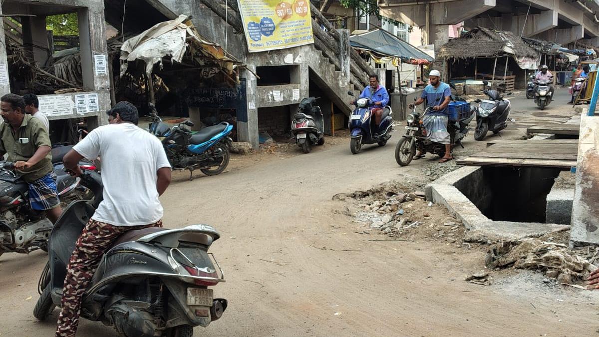 Western suburbs demand crackdown on illegal flyover encroachments