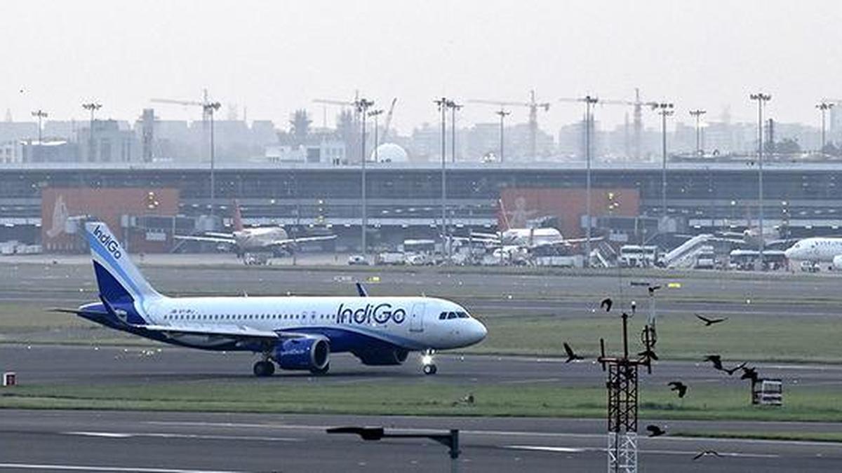 लखनऊ में इंडिगो विमान की नोज क्षतिग्रस्त, बिजली गिरने का संदेह