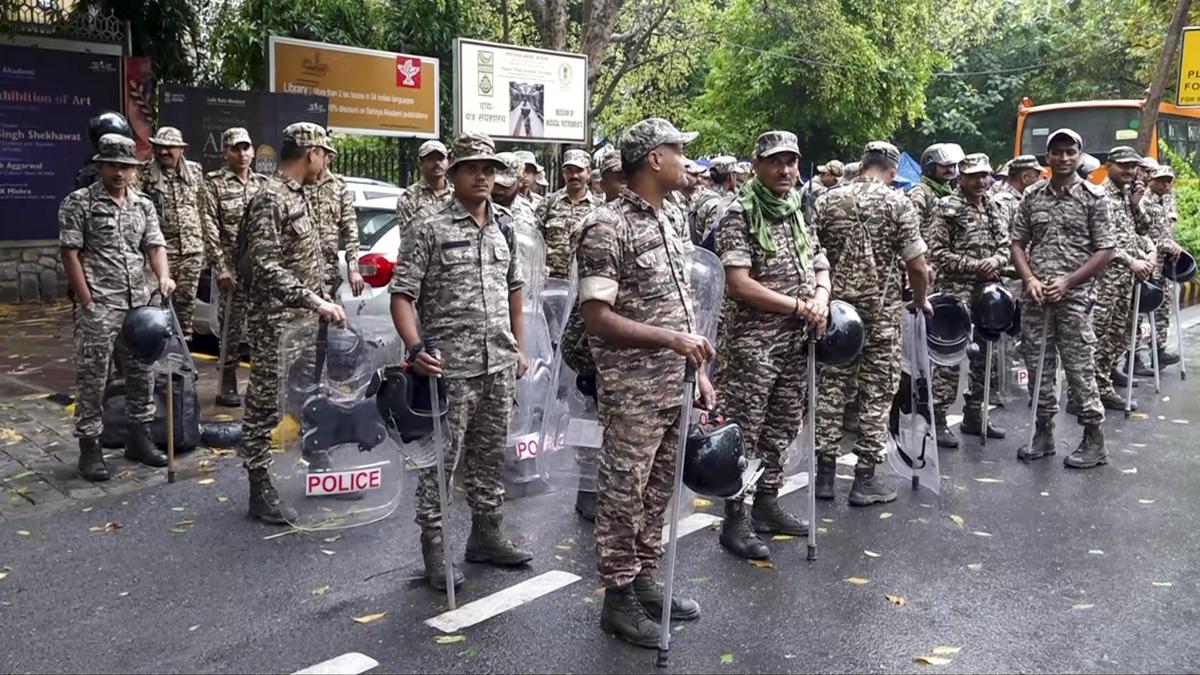 विपक्षी गठबंधन सुप्रीम कोर्ट मार्च में उतरा, मुख्य न्यायाधीश ने मिलने से किया इनकार