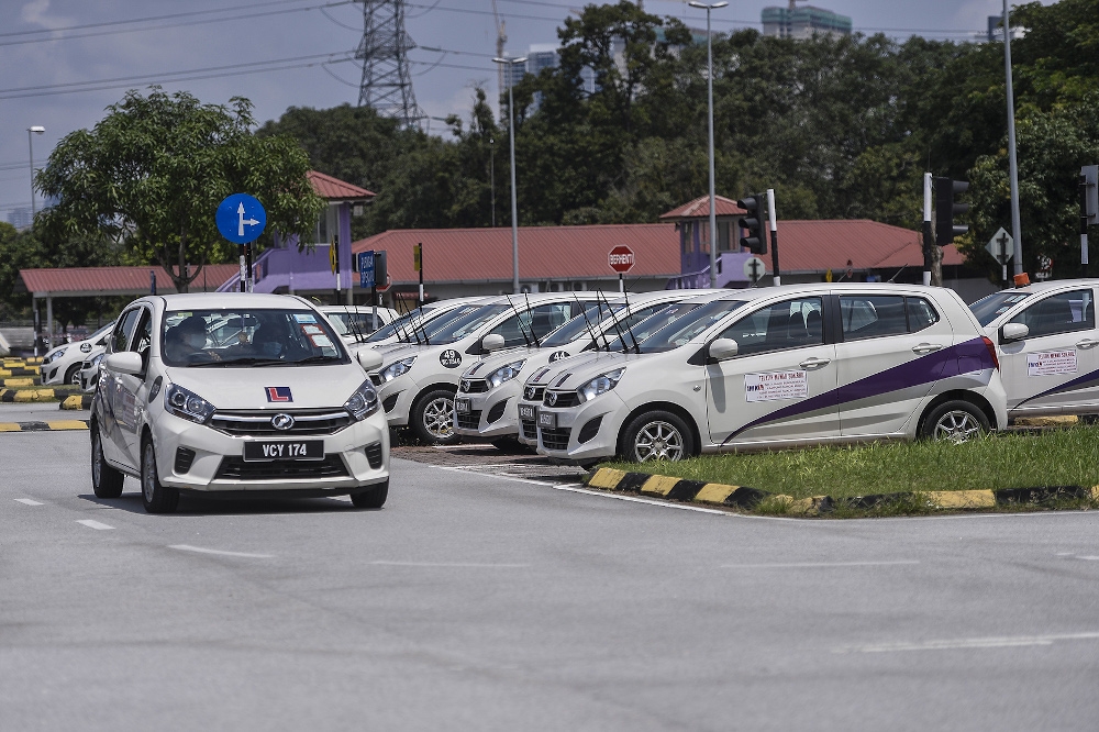 Pengajar dan pelajar terkurung dalam kereta selepas nahas di Melaka