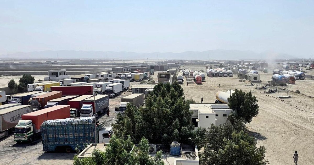 Hundreds of trucks stranded as Pakistan-Iran border crossing closes