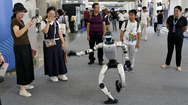 Beijing hosts World Robot Conference showcasing practical applications