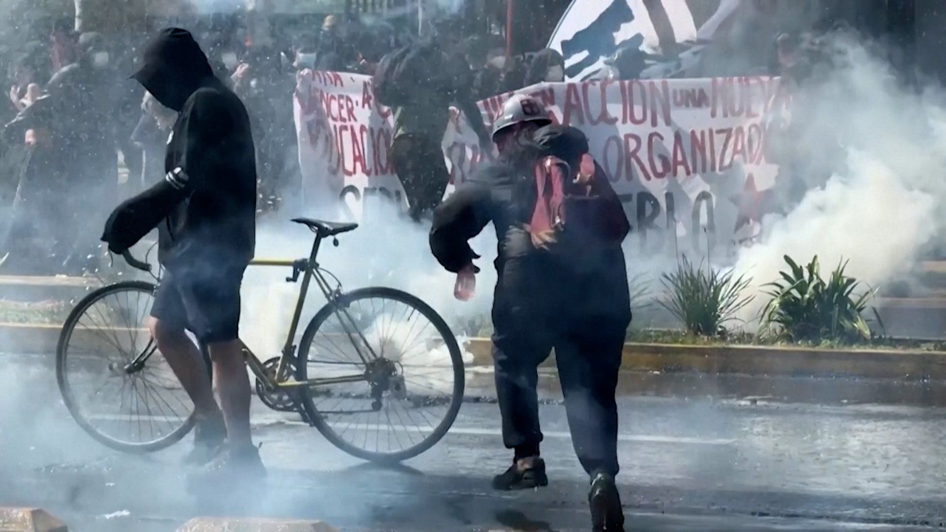 Chile capital sees violent clashes as police disperse student protesters