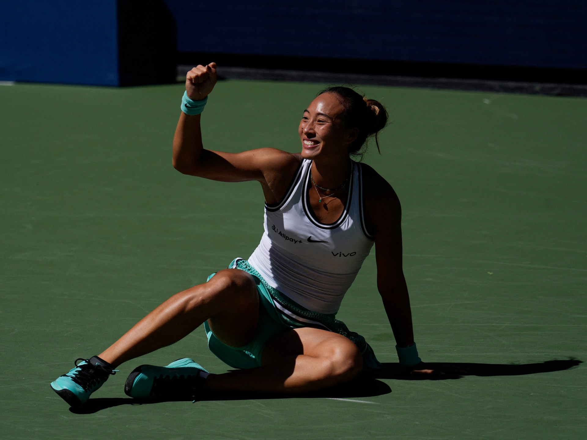 Zheng rallies past Swiatek as Gauff, Rybakina advance at US Open