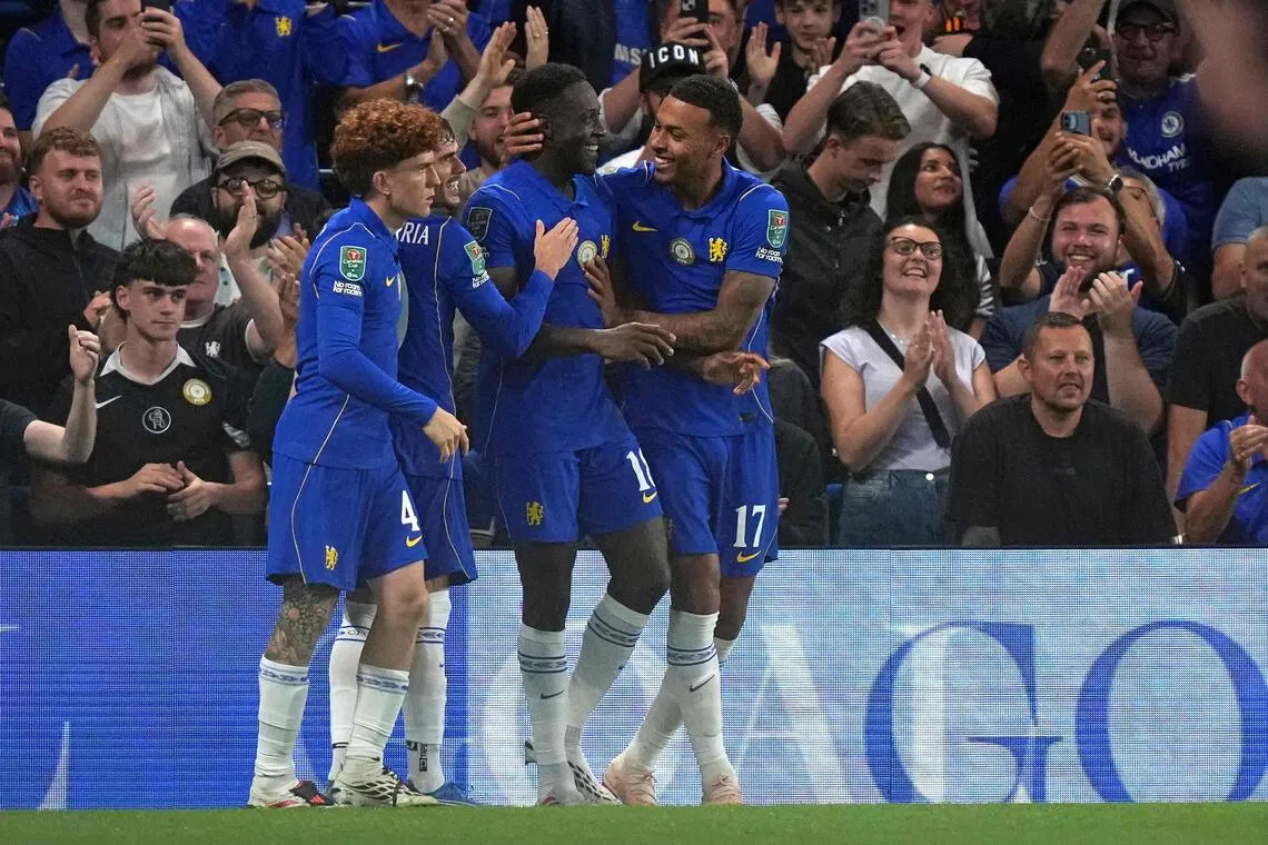 Chelsea, Fulham advance in League Cup; Welbeck shines in debut