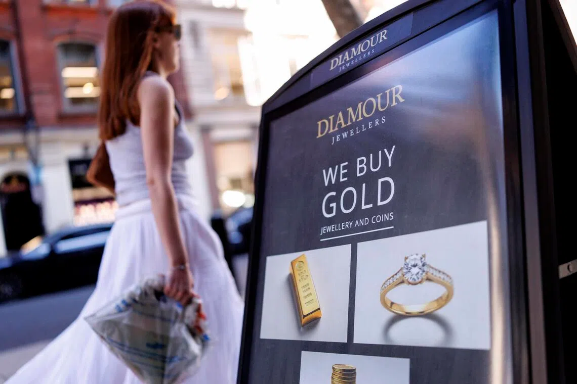 Gold tumbles to 3-week low amid rate-hike anxiety