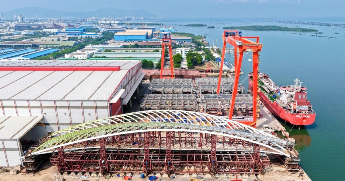 Major Saigon River pedestrian bridge to be completed this month