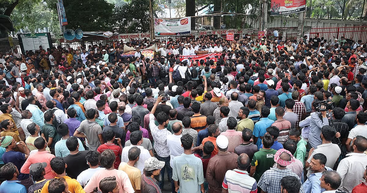 প্রেস ক্লাবের সামনে ব্যাটারি চালিত রিকশা চালকদের এক ঘণ্টার সড়ক অবরোধ