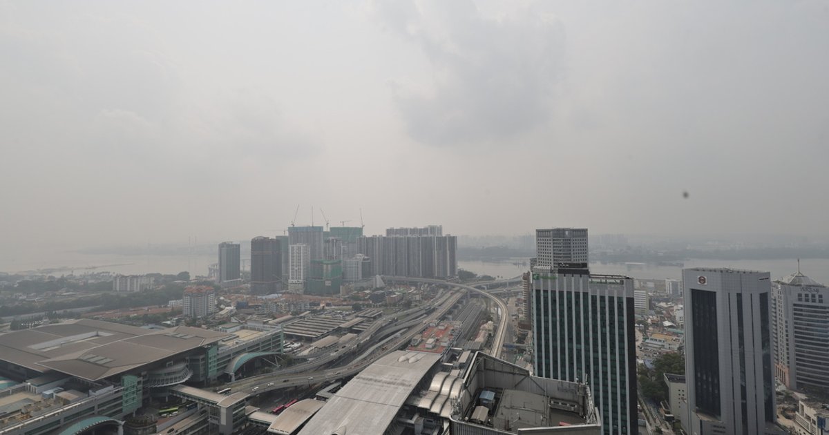 Johor residents push ahead with daily life despite worsening haze crisis