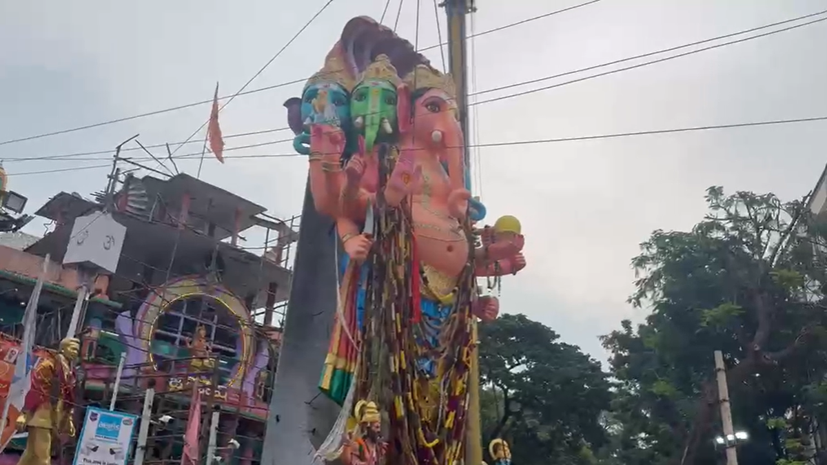 Khairatabad Ganesh immersion procession begins with ceremonial delays in Hyderabad