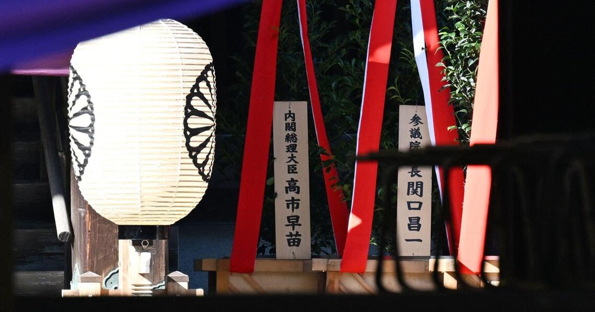 Japan PM makes offering at controversial Yasukuni shrine