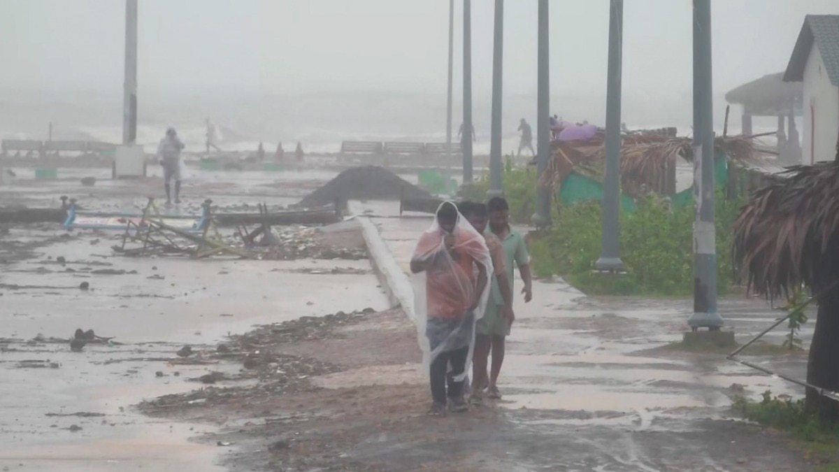 Cyclone Arnab Makes Landfall in Andhra Pradesh with Severe Winds