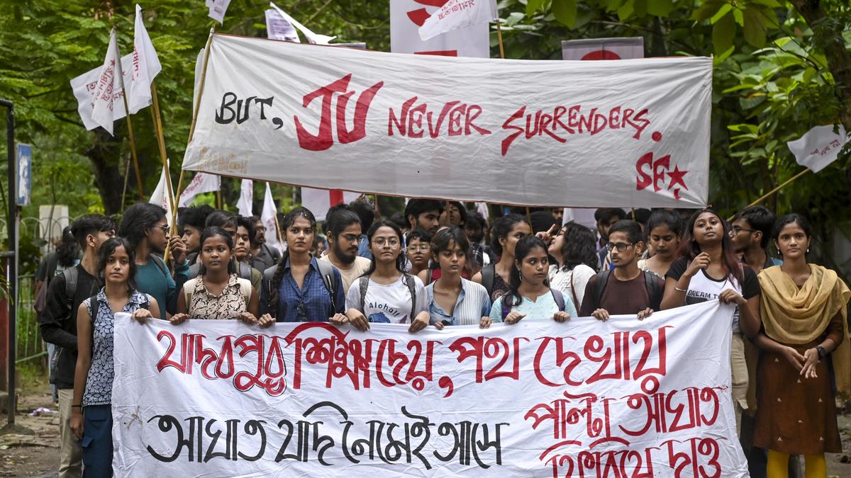 जेडीयू में पांच दिन के हिंसक झड़प के बाद तनाव बरकरार, छात्र संगठन ने पूर्व कुलपति को निलंबित करने की मांग की