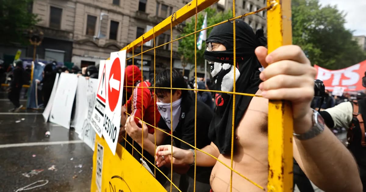 Argentine Education Protest Turns Violent as Police Deploy Tear Gas