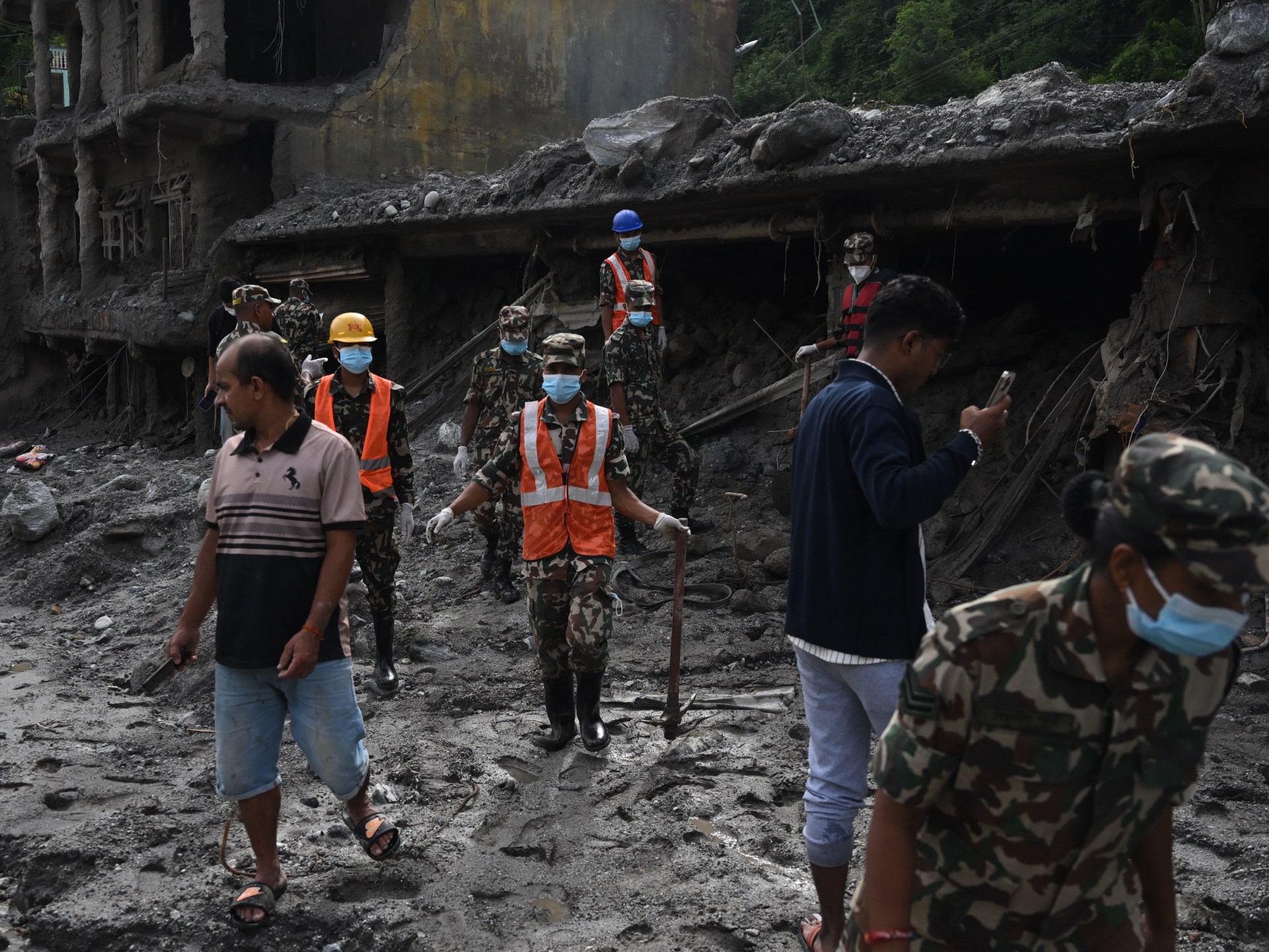 Death toll exceeds 1,000 as Nepal, Tibet battle severe flooding