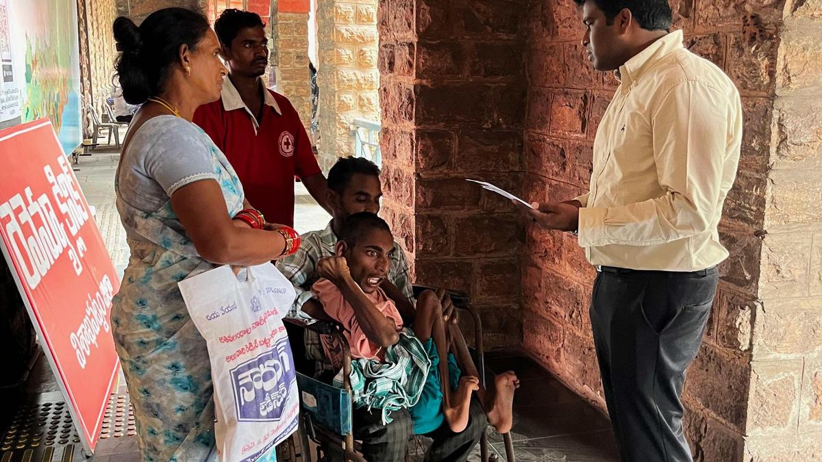 जिला कलेक्टर ने कर्मयोगी प्रशिक्षण और शिकायत निवारण पर दिए निर्देश