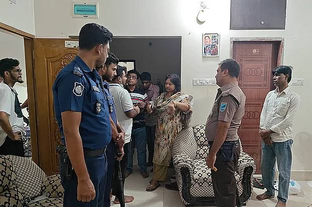 পূজার ছুটিতে বাড়ি থেকে ৫০ লক্ষ টাকা ও ৮ ভরি সোনা হারিয়েছেন পরিবার