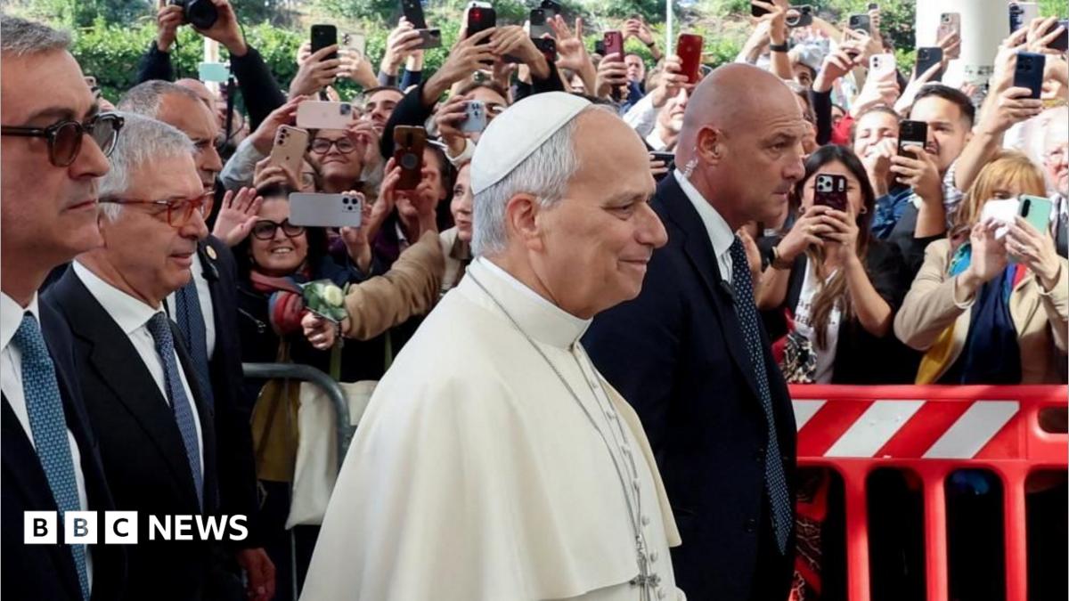 Pope undergoes surgery to remove lung growth