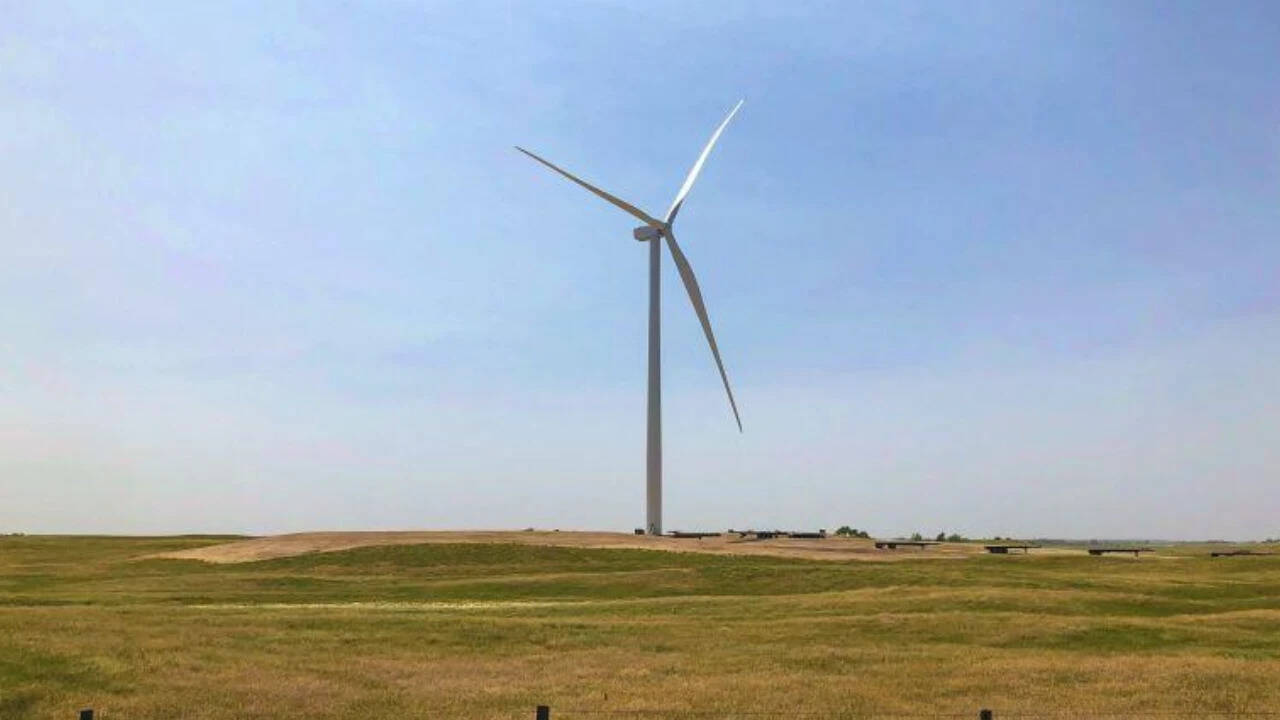 Wind turbines offer Indian farmers lucrative alternative to traditional crops