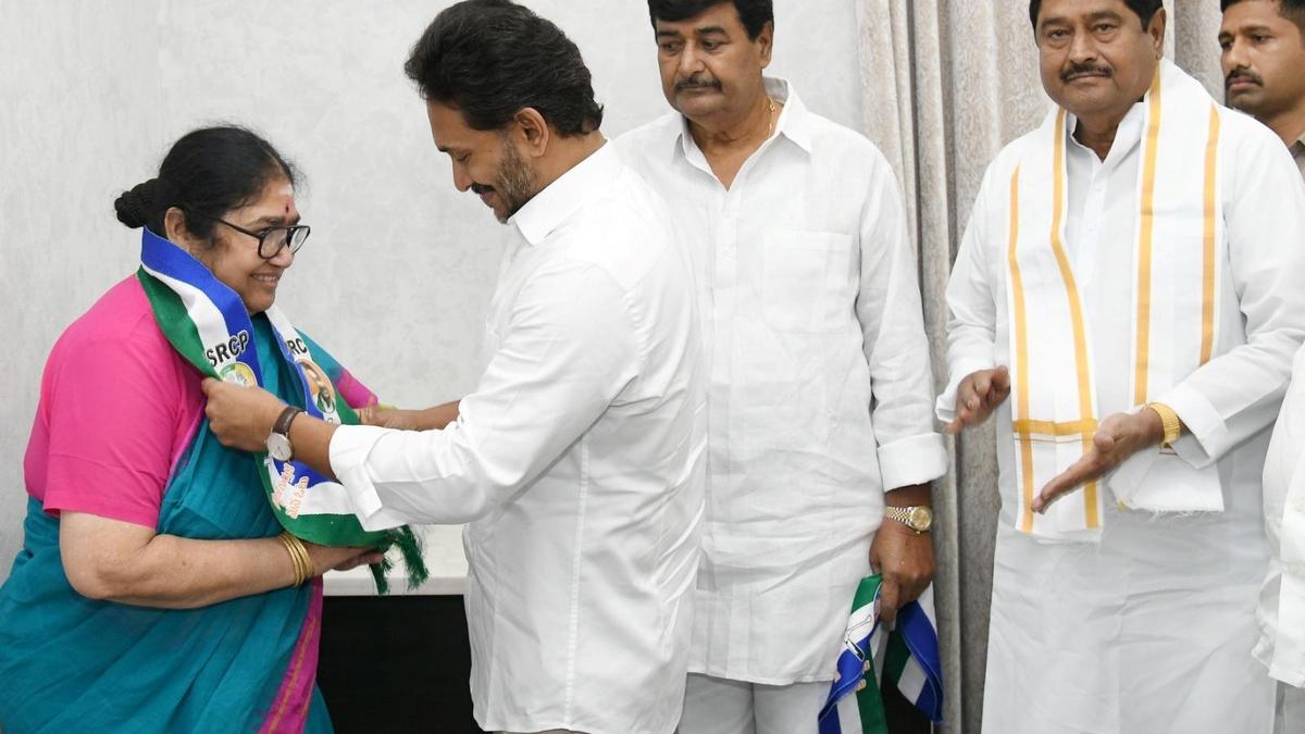 तेलुगु देशम दल की पूर्व विधायक गुंडा लक्ष्मी देवी वाईएसआरसीपी में शामिल