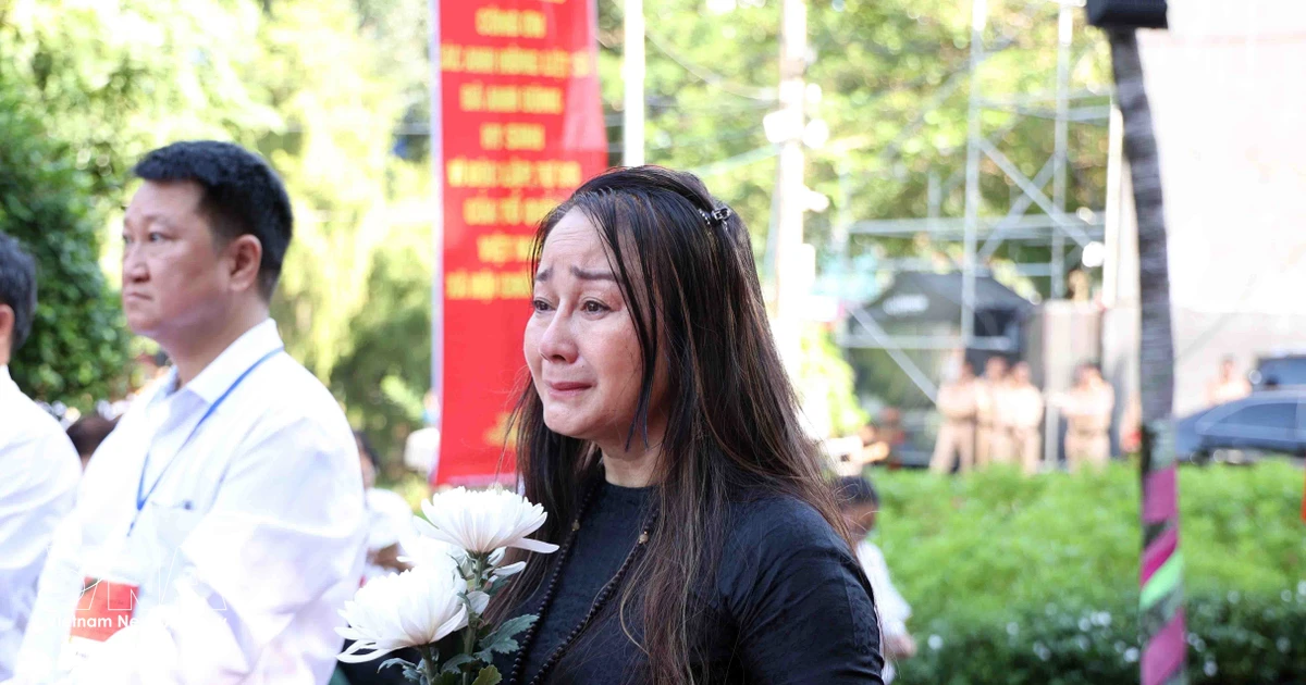 Người dân Thành phố Hồ Chí Minh tưởng niệm các anh hùng liệt sỹ