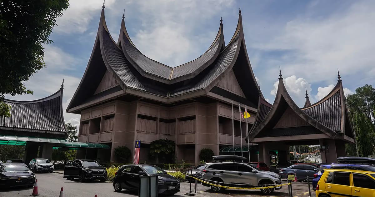 DKU Tolak Anggapan Campur Tangan Tuanku Muhriz dalam Isu Luak