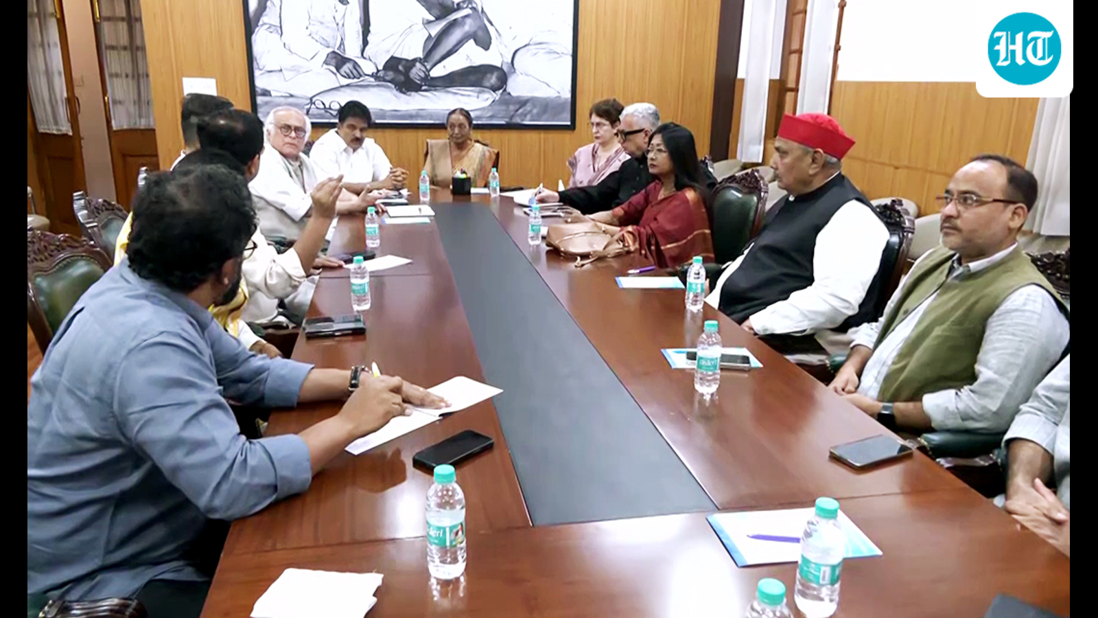 अनुमति न मिलने पर विपक्ष ने CEC के खिलाफ प्रतीकात्मक सुनवाई खरगे के घर में स्थानांतरित की