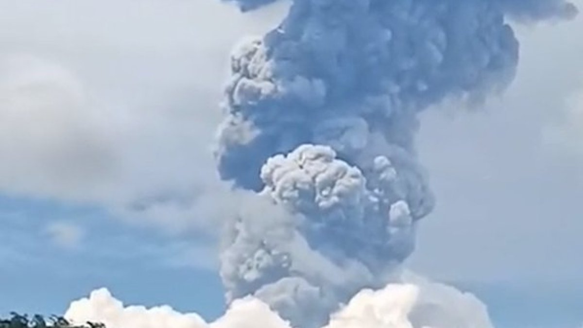 Philippine volcano erupts, ejecting ash column kilometers into atmosphere