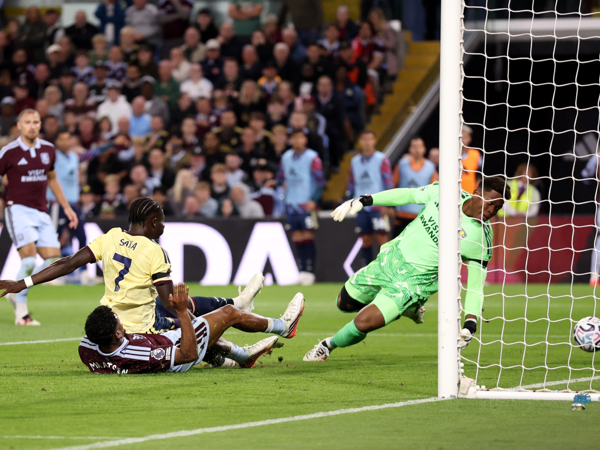 Arsenal edges past struggling Aston Villa with Saka strike