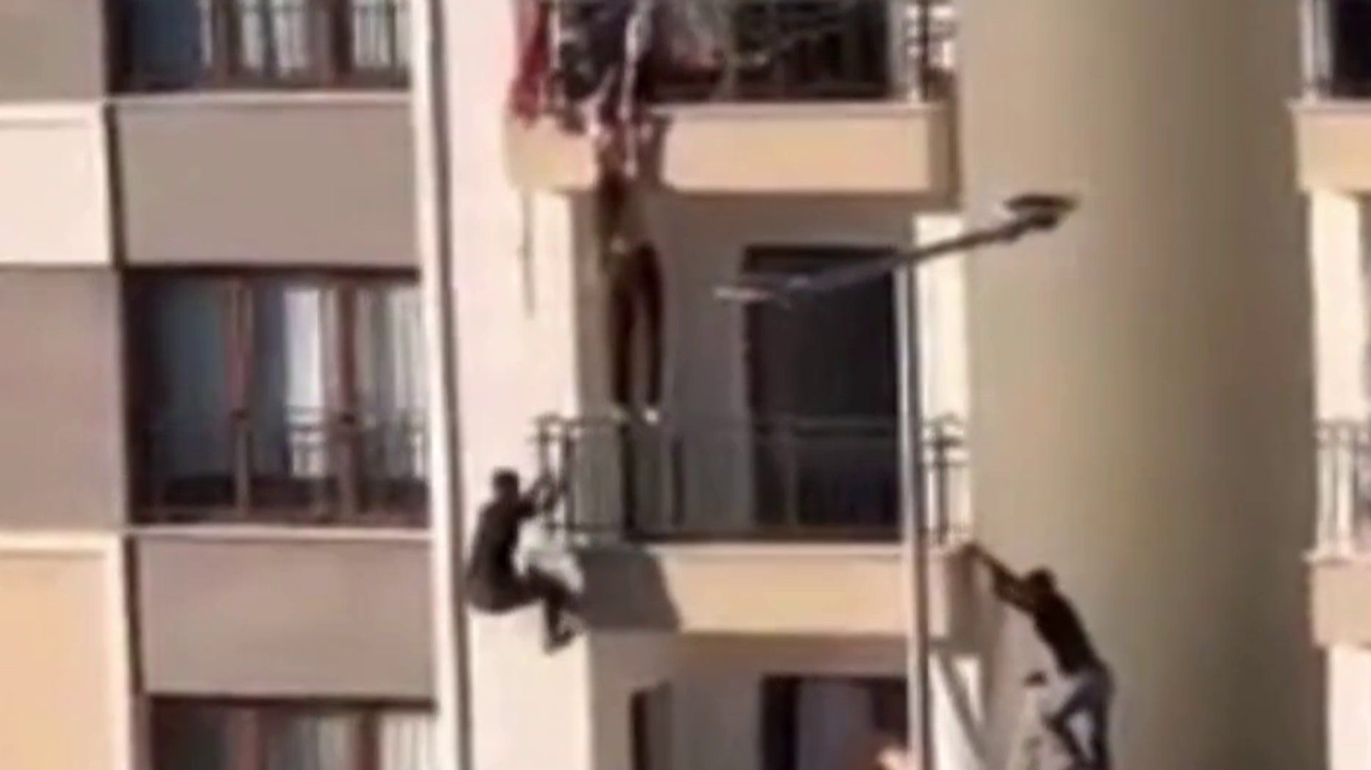 Turkish man free-climbs building to rescue girl from balcony