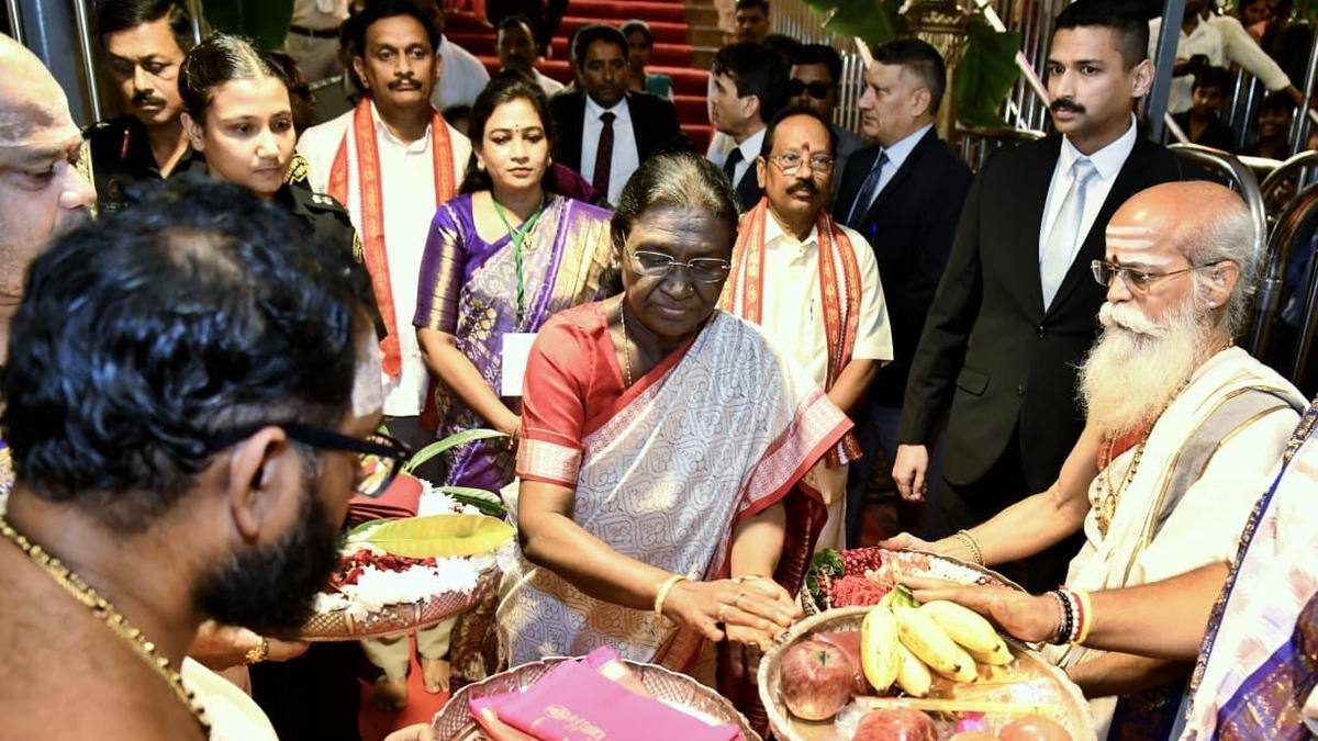 राष्ट्रपति द्रौपदी मुर्मु ने विजयवाड़ा के कनक दुर्गा मंदिर में किए पूजन