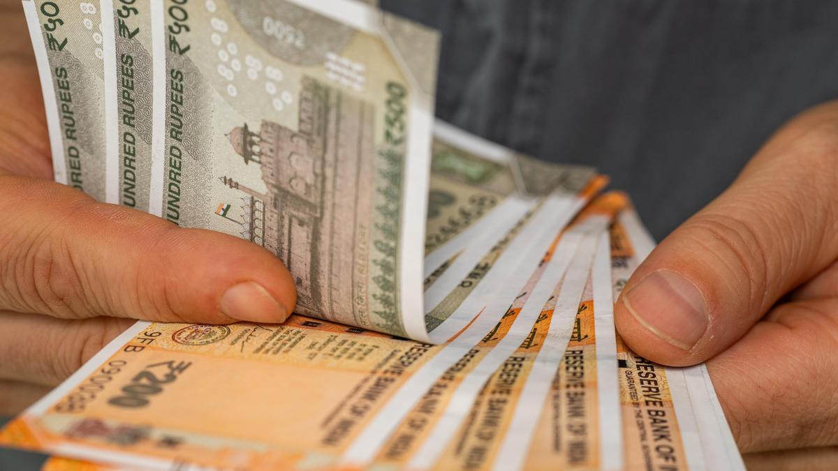 तमिलनाडु के मुख्यमंत्री विजय ने सार्वजनिक क्षेत्र के कर्मचारियों को बोनस की घोषणा की