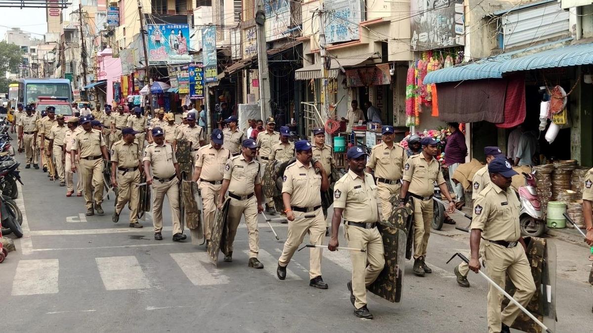 नरसरावपेट में स्थानीय निकाय चुनावों से पहले पुलिस का फ्लैग मार्च
