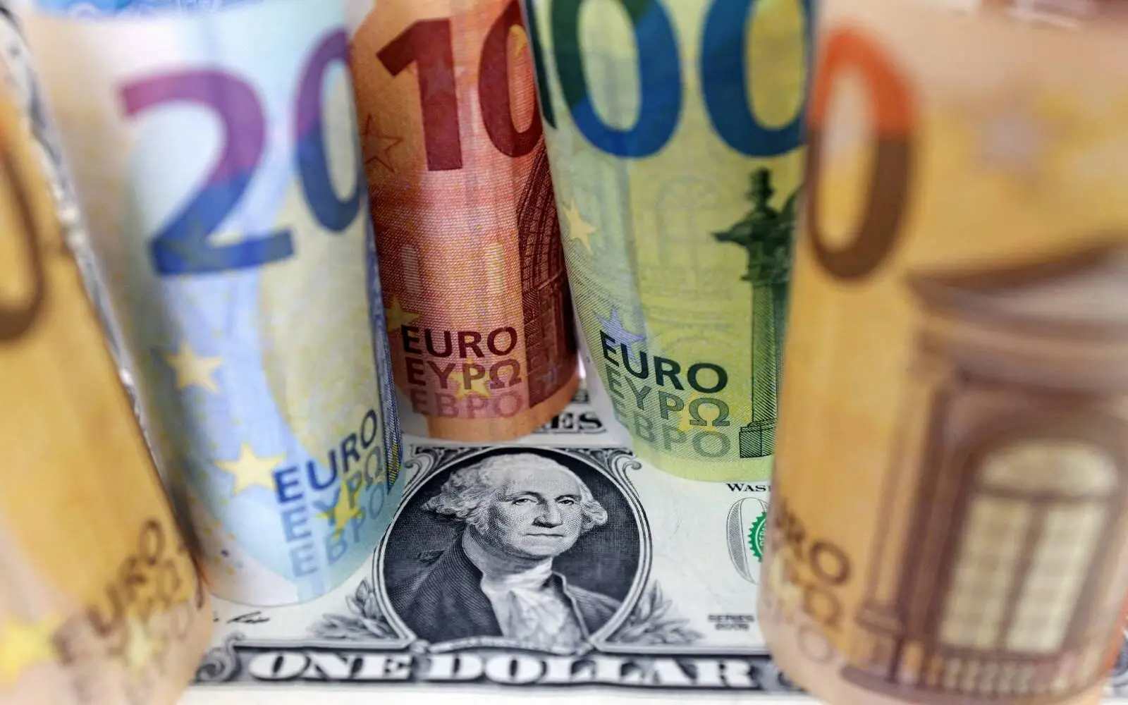 Dolar dan euro melemah di tengah ketidakpastian pasaran global