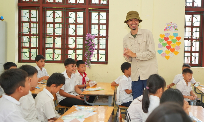 Vietnamese rapper Den Vau inaugurates new library at mountainous school