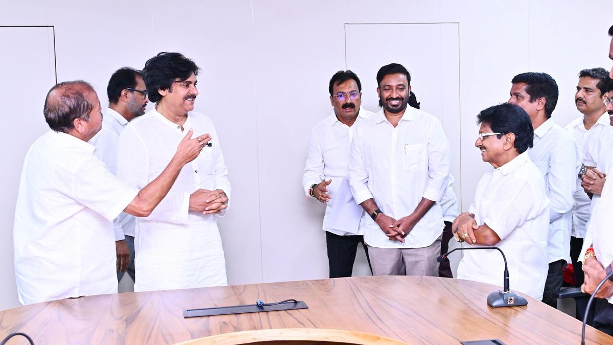 आंध्र प्रदेश: प्रतिपाडु के YSRCP विधायक सुब्बा राव जना सेना में शामिल